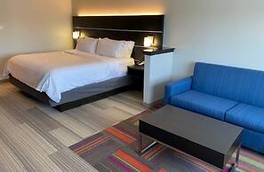 Holiday Inn Express & Suites Warrensburg North by IHG