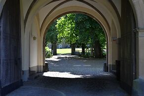 in2 The Boardinghouse