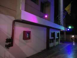 The Salvation Army Red  Shield Guest House - Hostel