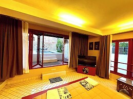 Blu Cabin Ari Stylish Gay Poshtel