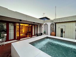 Blu Cabin Ari Stylish Gay Poshtel