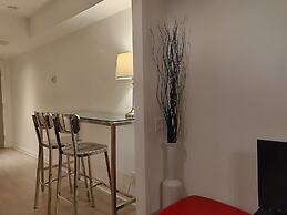 AMAZING SUITES IN YORKVILLE