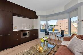 AMAZING SUITES IN YORKVILLE