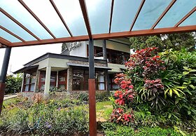 Villa 4-BR Klub Bunga No. 8 Batu Malang
