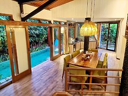 Villa 4-BR Klub Bunga No. 8 Batu Malang
