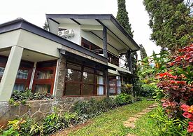 Villa 4-BR Klub Bunga No. 8 Batu Malang