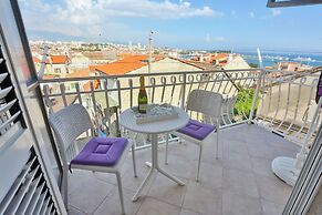 Split Summer Lounge Apartments