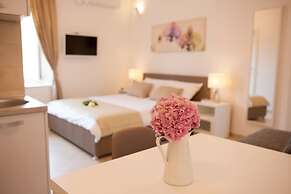 Split Summer Lounge Apartments