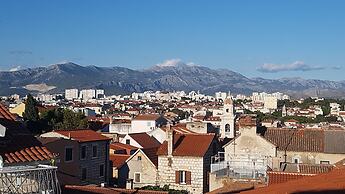 Split Summer Lounge Apartments