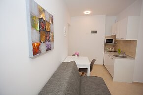 Split Summer Lounge Apartments