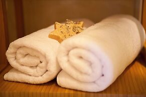 Split Summer Lounge Apartments