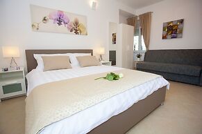 Split Summer Lounge Apartments