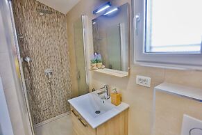 Split Summer Lounge Apartments