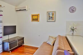 Split Summer Lounge Apartments