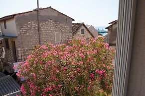 Split Summer Lounge Apartments