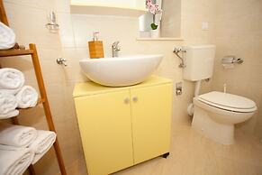 Split Summer Lounge Apartments