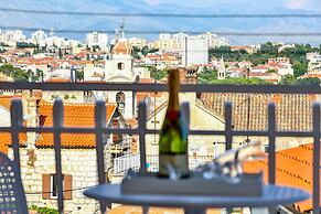 Split Summer Lounge Apartments