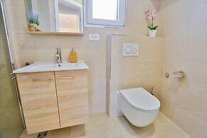 Split Summer Lounge Apartments