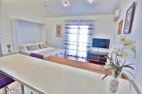 Split Summer Lounge Apartments