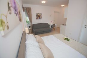 Split Summer Lounge Apartments