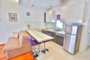 Split Summer Lounge Apartments