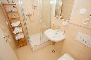 Split Summer Lounge Apartments