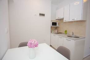 Split Summer Lounge Apartments