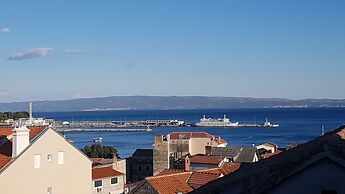 Split Summer Lounge Apartments