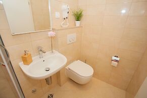 Split Summer Lounge Apartments