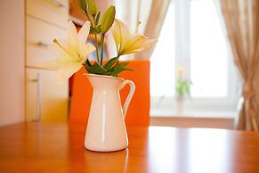 Split Summer Lounge Apartments