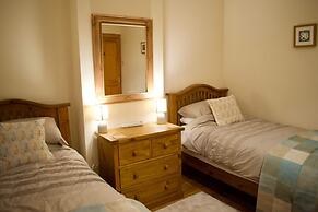 Newly Refurbed Home With Free Parking