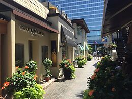 Amazing Royal Suites Yorkville