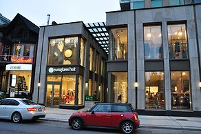 Amazing Royal Suites Yorkville