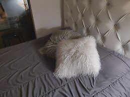 Amazing Royal Suites Yorkville