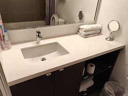 Amazing Royal Suites Yorkville