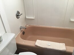 The Canterbury Inn of Downtown Invermere