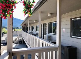 The Canterbury Inn of Downtown Invermere