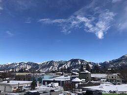 The Canterbury Inn of Downtown Invermere