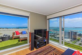 Modern Apartment Short Walk to SkyTower