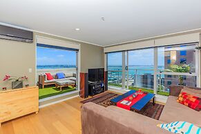 Modern Apartment Short Walk to SkyTower