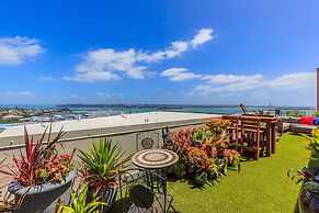 Modern Apartment Short Walk to SkyTower