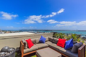 Modern Apartment Short Walk to SkyTower