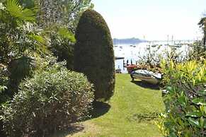 Beautiful Villa, Wifi, Bbq, Private Garden, Short Walk to Lakeside, Be