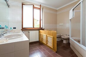 Beautiful Villa, Wifi, Bbq, Private Garden, Short Walk to Lakeside, Be