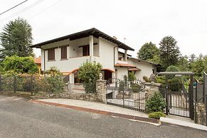 Beautiful Villa, Wifi, Bbq, Private Garden, Short Walk to Lakeside, Be