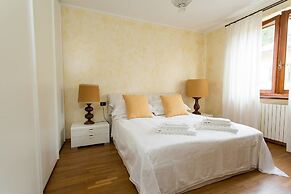 Beautiful Villa, Wifi, Bbq, Private Garden, Short Walk to Lakeside, Be