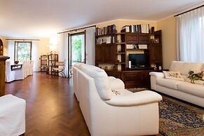 Beautiful Villa, Wifi, Bbq, Private Garden, Short Walk to Lakeside, Be