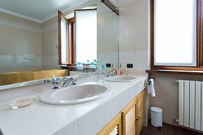 Beautiful Villa, Wifi, Bbq, Private Garden, Short Walk to Lakeside, Be