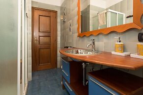 Beautiful Villa, Wifi, Bbq, Private Garden, Short Walk to Lakeside, Be