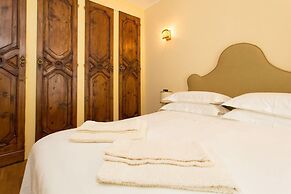 Beautiful Villa, Wifi, Bbq, Private Garden, Short Walk to Lakeside, Be